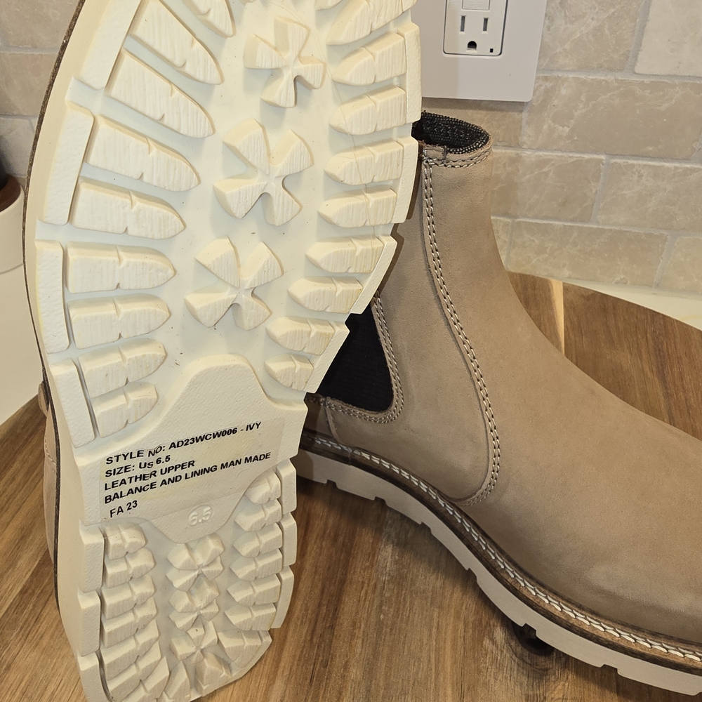 Alpine Design Tan Ankle Boots Size 6.5 NwT - Picture 2 of 8